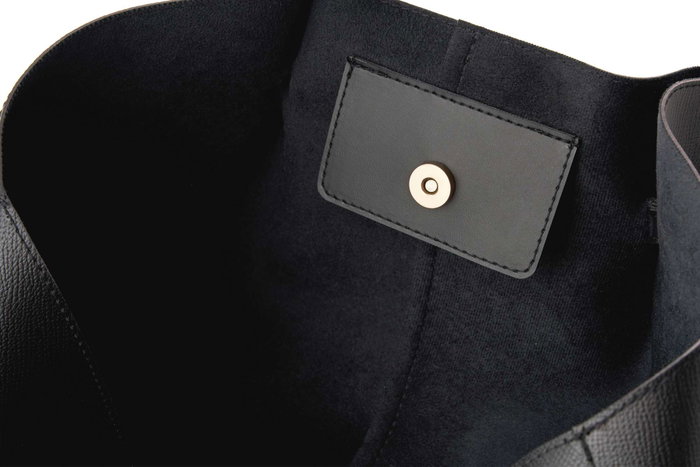 Vince Camuto Foggia Bolsa de Hombro Negra en Cuero de Polivinilo
